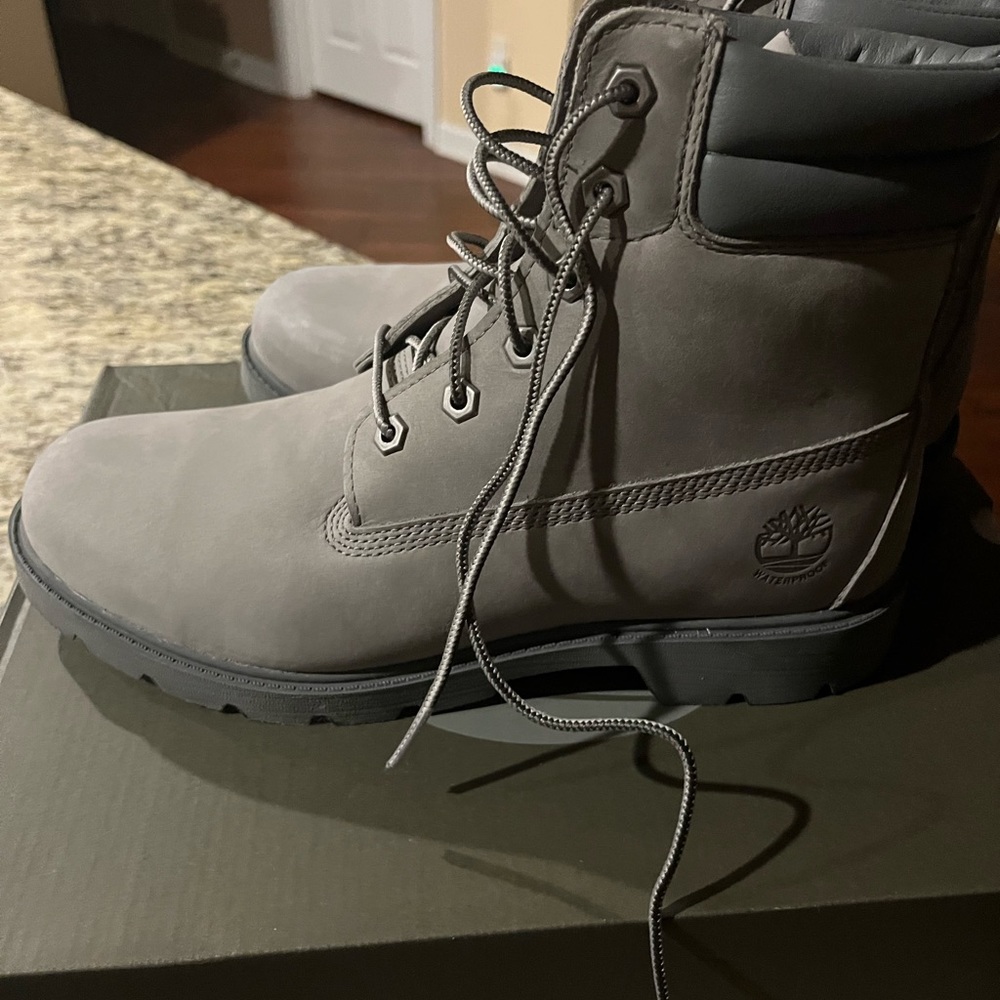 TIMBERLAND
Women's Waterproof Lug Sole Boots NEW